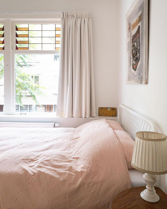 Світла спальня IKEA Біле ліжко IKEA в мінімалістичній спальні: легкість, простір та скандинавський стиль.