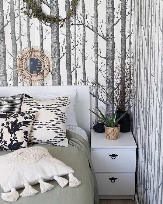 IKEA Брімнес: Стиль Стильна спальня з ліжком IKEA Брімнес, тумбочками та лампами для читання.