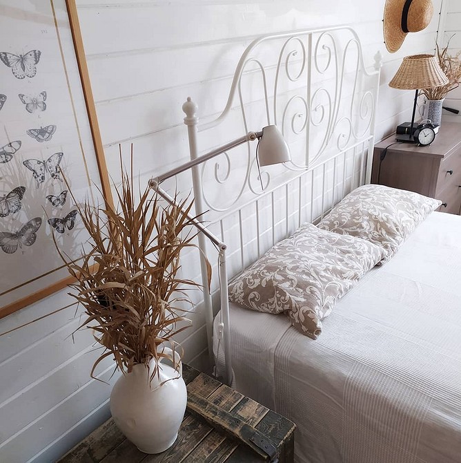 Сучасний затишок IKEA Дизайн спальні з сучасним ліжком IKEA: атмосфера затишку та комфорту.