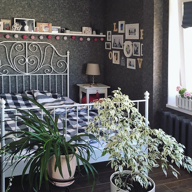 IKEA: Комфорт і стиль Функціональне ліжко IKEA в спальні: комфорт, стиль та практичне використання простору.