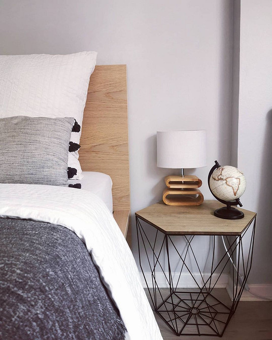 Хемнес: Скандинавський стиль Скандинавська спальня з ліжком IKEA Хемнес, текстилем та дерев'яними елементами.