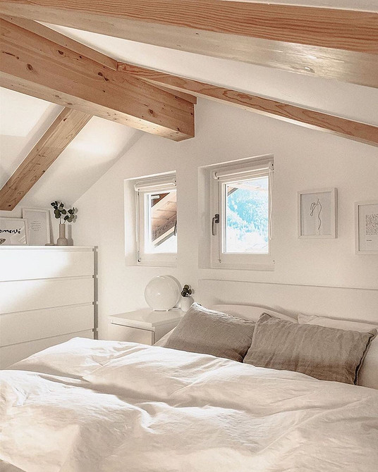 IKEA: Затишок у деталях Інтер'єр затишної спальні з ліжком IKEA, тумбочкою та лампою для комфортного відпочинку.