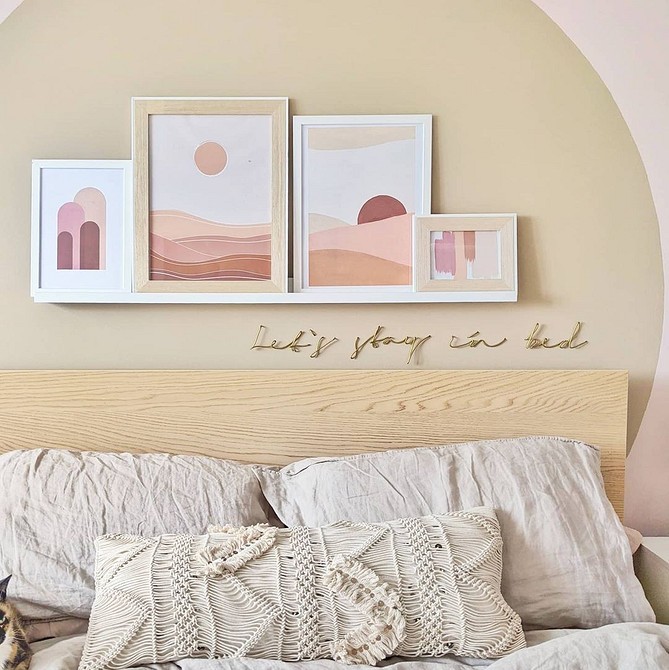 IKEA: Світла спальня Світла спальня з ліжком IKEA, пледом, подушками та картинами на стіні.