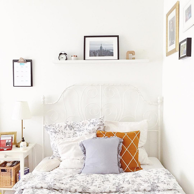 Вишуканість IKEA у спальні Елегантне ліжко IKEA з м'яким узголів'ям, що додає вишуканості та комфорту в спальні.