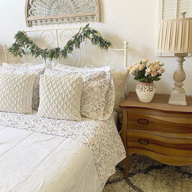 IKEA: Індивідуальний стиль Дизайнерське ліжко IKEA в стильній спальні, підкреслює індивідуальність власника та смак.