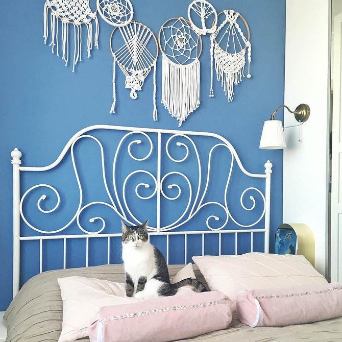 IKEA: Стильний дизайн Стильна спальня з ліжком IKEA, що відповідає сучасним трендам дизайну інтер'єру.