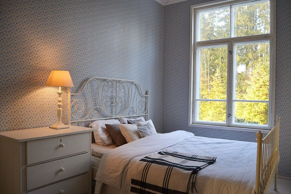 IKEA: Економія простору Практичне ліжко IKEA для маленької квартири, що заощаджує простір і забезпечує комфортний сон.