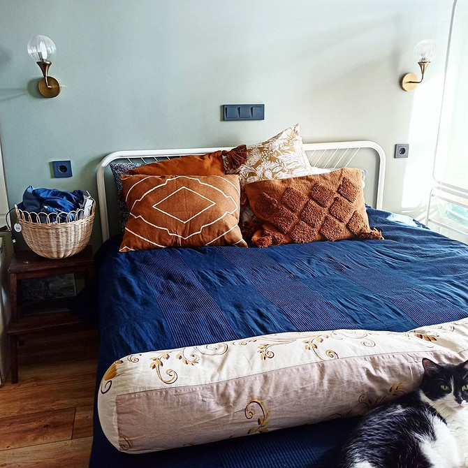 Елегантність Хемнес Ліжко IKEA Хемнес в класичній спальні: елегантність, комфорт та вишуканий дизайн.