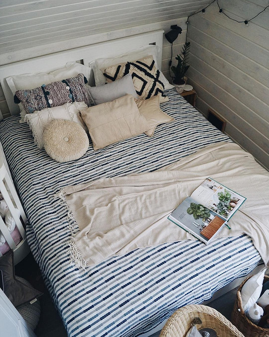 IKEA: Світла Спальня Світла спальня з білим ліжком IKEA: ніжність та легкість в кожній деталі.