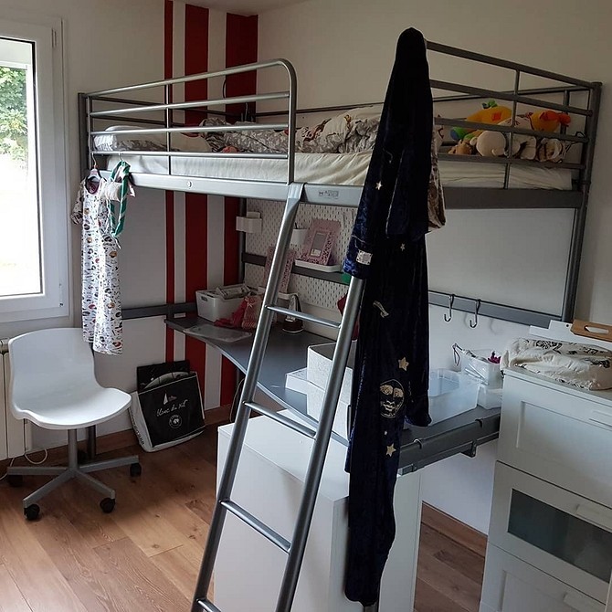 Ліжко IKEA Хемнес в класичній спальні: елегантність та стиль.