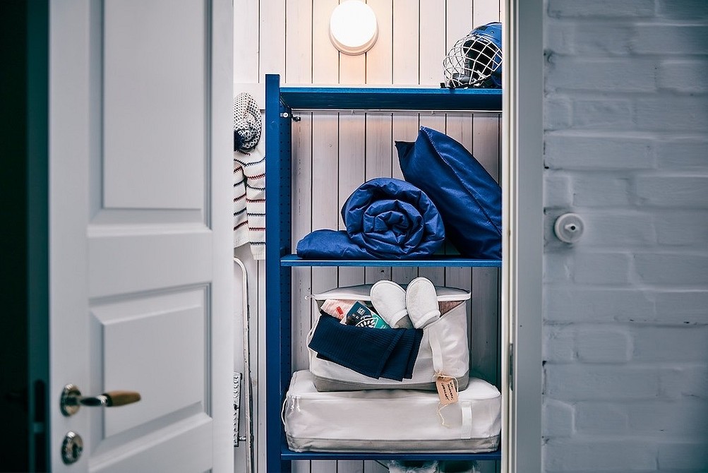 Відкритий стелаж ІКЕА в кухні для зберігання посуду та кухонного приладдя.