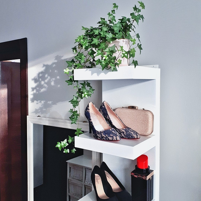 Стелаж ІКЕА в стилі мінімалізм: лаконічний дизайн та функціональність для дому.