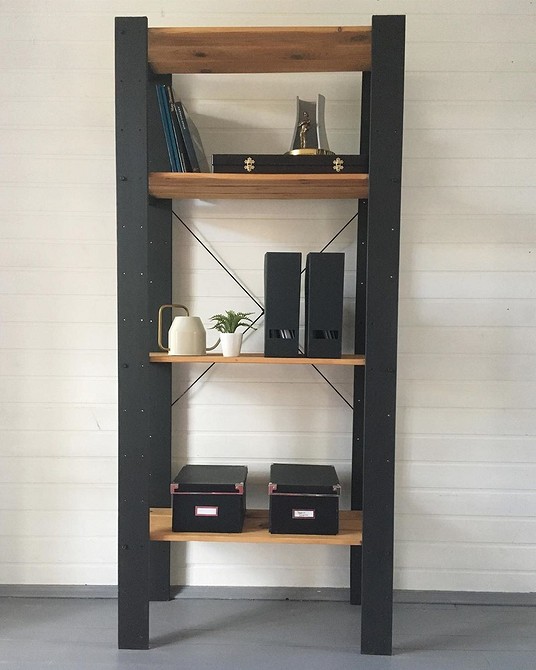 ІКЕА: дитячий стелаж Дитяча кімната з яскравим та функціональним стелажем ІКЕА для іграшок.