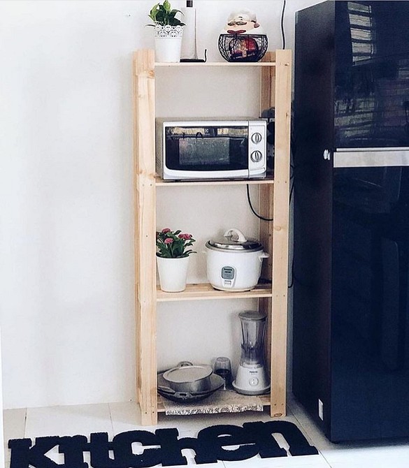 ІКЕА: кабінет, порядок Стильний кабінет з білим стелажем ІКЕА для документів та книг.