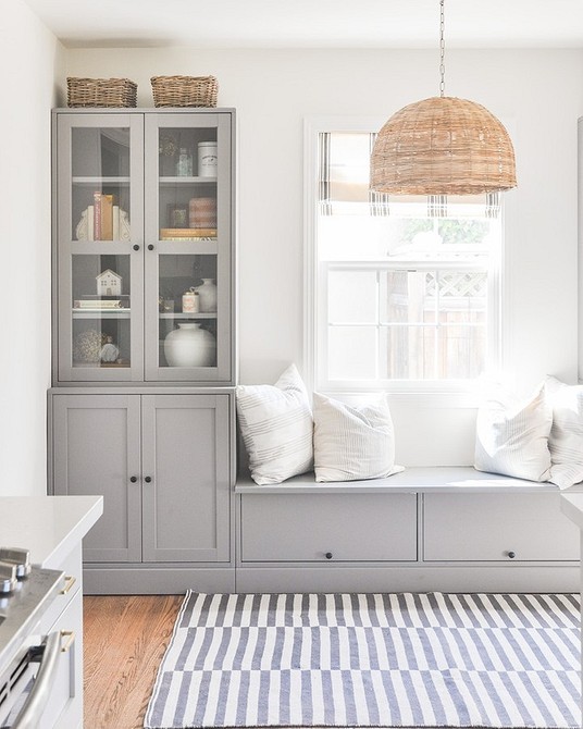 ІКЕА: стелаж у спальні Практичний стелаж ІКЕА для зберігання одягу та аксесуарів у спальні.