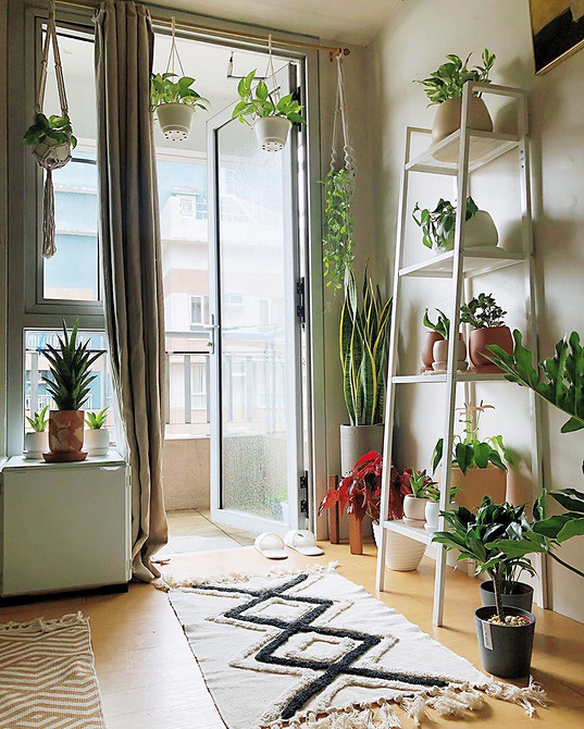 Стелажі ІКЕА в інтер'єрі вітальні: стильне та практичне рішення для зберігання.