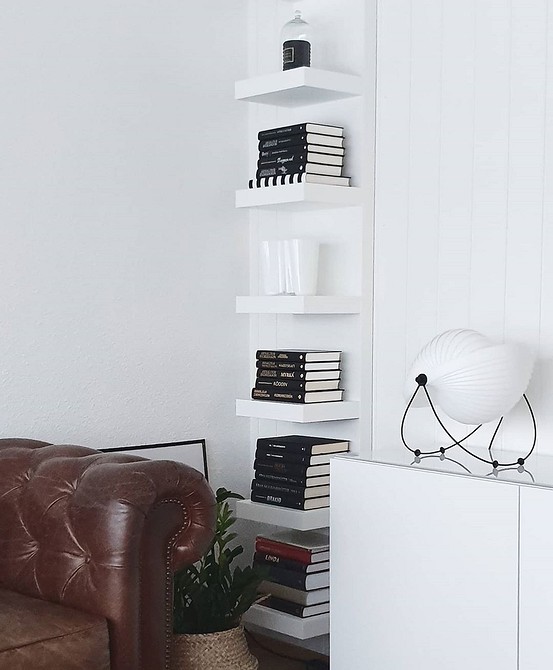 Дерев'яний стелаж ІКЕА в скандинавському стилі: натуральні матеріали та затишок.