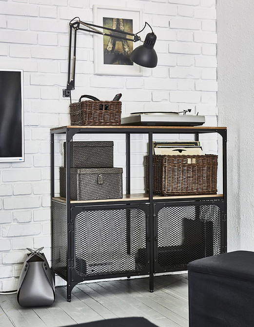 Кутовий стелаж ІКЕА Стелаж ІКЕА в кутку кімнати, ефективне використання простору для зберігання речей.