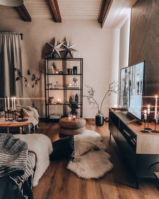 Сучасний інтер'єр вітальні зі стелажем ІКЕА для книг та декоративних елементів, системи зберігання.