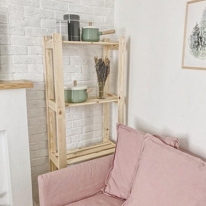 ІКЕА: книги у вітальні Сучасний інтер'єр вітальні з популярним стелажем ІКЕА для книг.