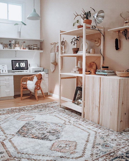 Зручний стелаж ІКЕА в домашньому офісі для зберігання документів та матеріалів.