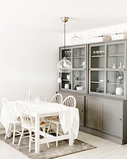 ІКЕА: білий стелаж Білий стелаж ІКЕА як нейтральний фон в кімнаті, акцент на декорі.