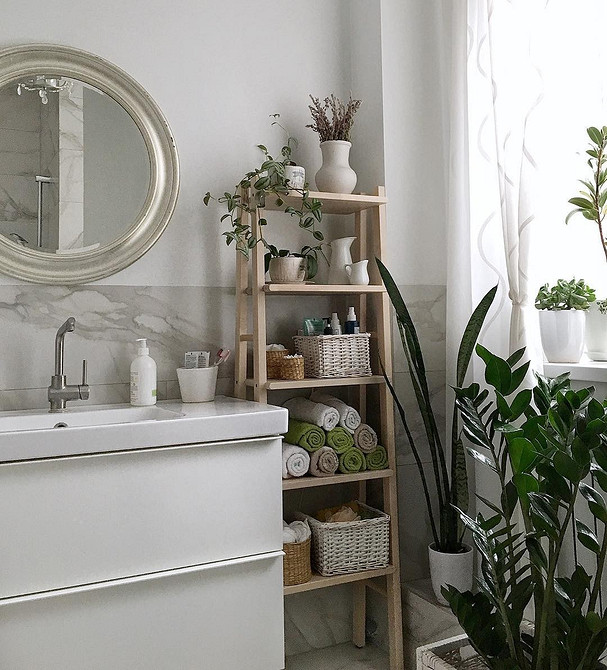 Вологостійкий стелаж ІКЕА у ванній кімнаті для рушників та косметики.