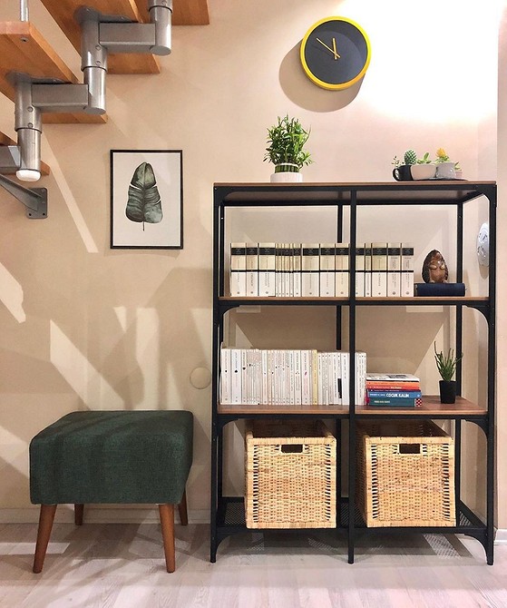 Стильний стелаж ІКЕА Сучасний стелаж ІКЕА у стилі лофт з бамбуковими елементами для елегантної організації простору.