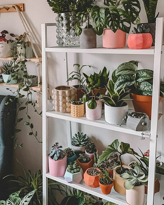 Чорний стелаж ІКЕА в сучасному офісі для зберігання папок та документів.