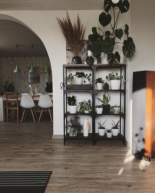 Білий стелаж ІКЕА Білий стелаж ІКЕА у світлому інтер'єрі, елегантне рішення для зберігання та декору.