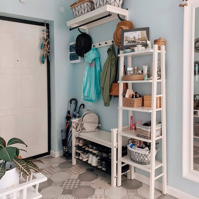 Модульна система стелажів ІКЕА в гардеробній для організації одягу та взуття.