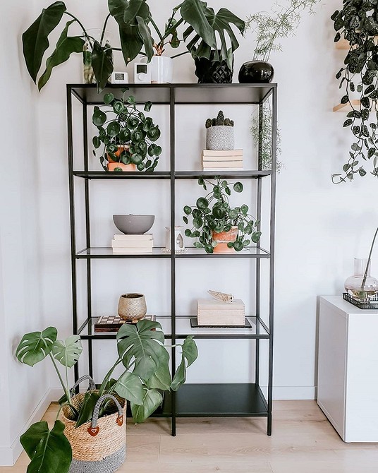 Стелаж Каллакс в дитячій Модульний стелаж ІКЕА Каллакс в дитячій кімнаті для зберігання іграшок та дитячих речей.