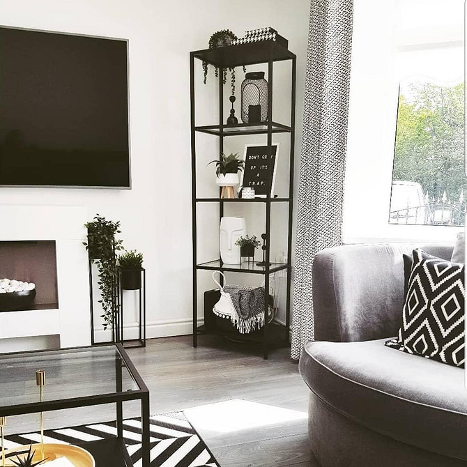 Відкритий стелаж у вітальні Відкритий стелаж ІКЕА у вітальні, чудове рішення для декору та кімнатних рослин.