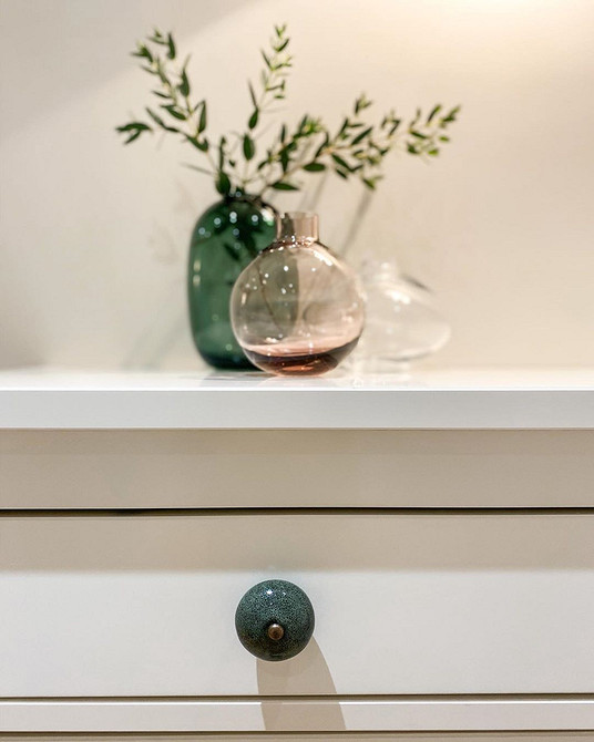 Хемнэс: Рустикальний стиль Рустикальний комод Хемнэс: переробка з дерев'яними панелями для стильного вигляду.