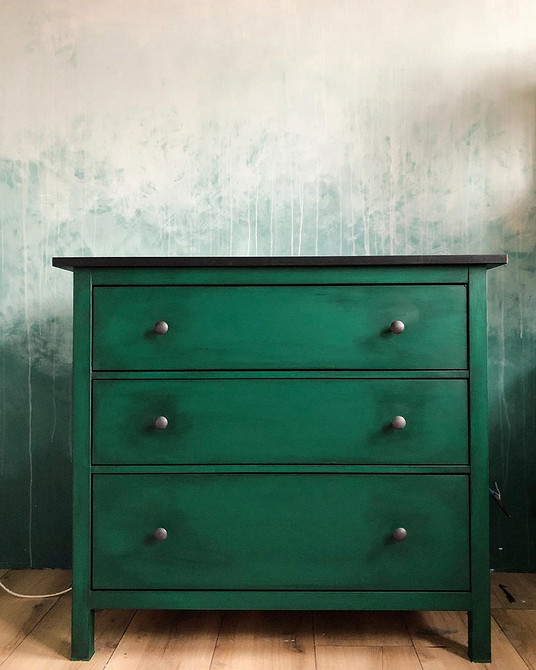 Хемнэс: Кольоровий дизайн Оригінальний комод Хемнэс: комбінація кольорів і візерунків для унікального дизайну.