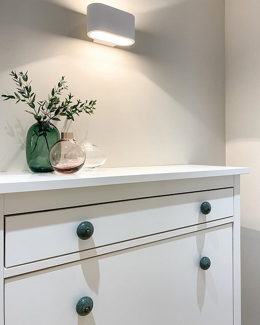 Хемнэс: Нове життя Реставрація комода Хемнэс: шліфування, фарбування та нова фурнітура для оновлення.