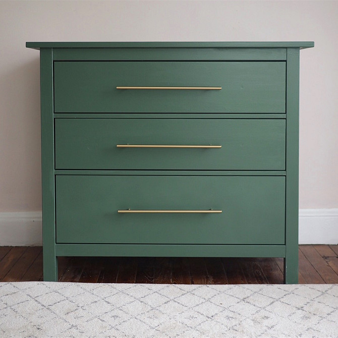 Стильний Хемнэс: Декор Оновлений комод Хемнэс: стильний декор ручками та трафаретним малюнком в інтер'єрі.