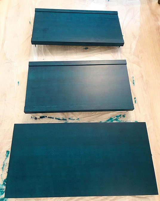 Геометрія на Хемнэс Оновлення меблів: комод Хемнэс з геометричним малюнком, нанесеним за допомогою трафарету.