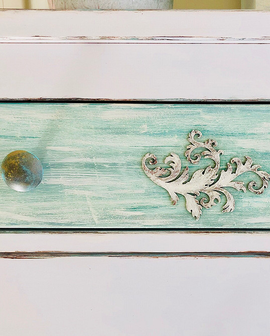 Хемнэс: Стиль бохо Бохо комод Хемнэс: етнічні мотиви та пензлики для стильного перетворення.