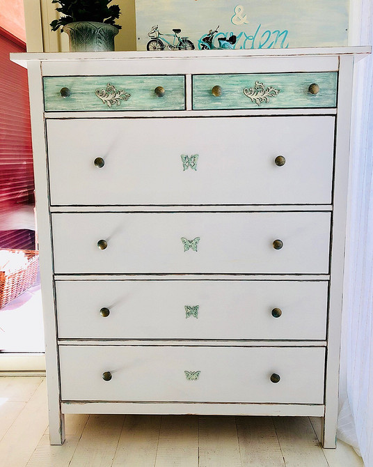 Хемнэс: Швидкий декор Декорований комод Хемнэс: наклейки та трафарети для швидкого та легкого оновлення.