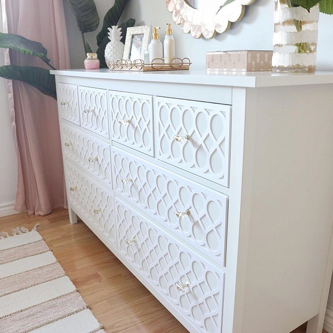 Кольоровий апгрейд Хемнэс Яскравий редизайн комода Хемнэс: ідея декорування з використанням кольорів та візерунків.