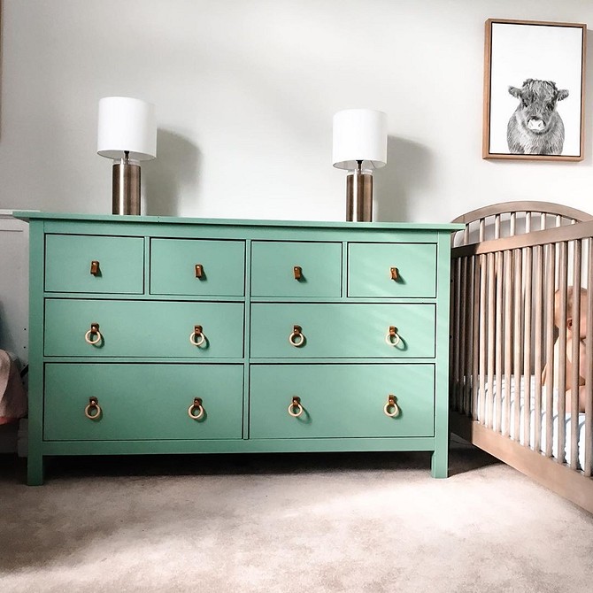Диван IKEA: редизайн Кастомізація дивану IKEA: оновлення зовнішнього вигляду новими подушками та стильним чохлом.