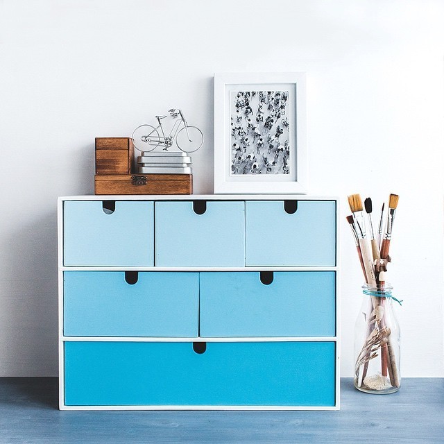 DIY стілець IKEA DIY переробка стільця IKEA: оновлення дизайну за допомогою яскравого текстилю та креативних рішень.