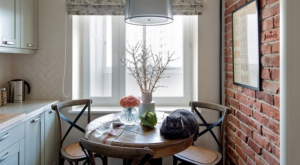 Вінтажні меблі в інтер'єрі: реставрована шафа у вітальні, додає шарму та затишку.