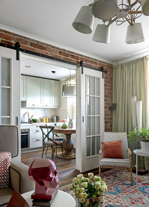 Вінтажні меблі: відреставрований стіл та стільці в кухні, дизайнерське рішення для дому.