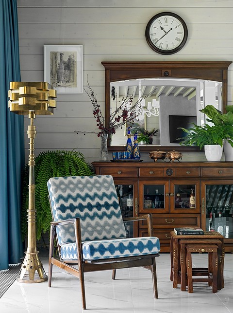 Вінтажні меблі: старе крісло після реставрації в інтер'єрі кімнати, затишок та стиль.