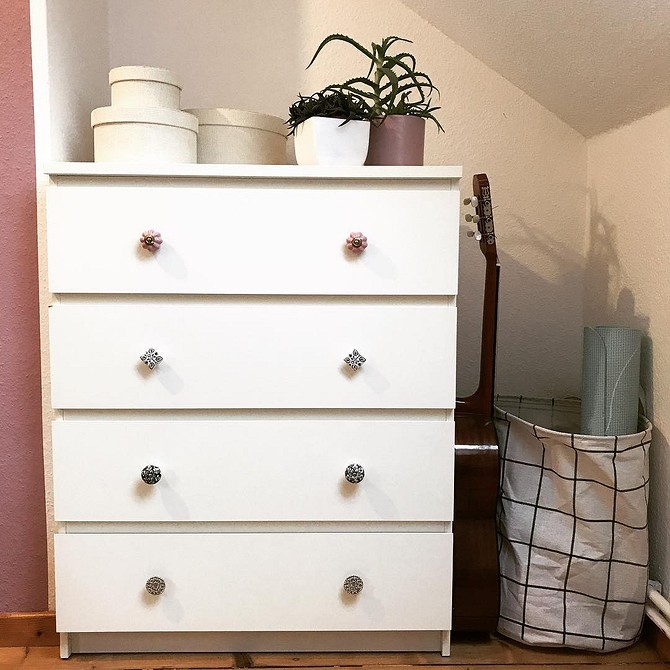 Перероблений комод Мальм з градієнтним фарбуванням для яскравої дитячої кімнати.