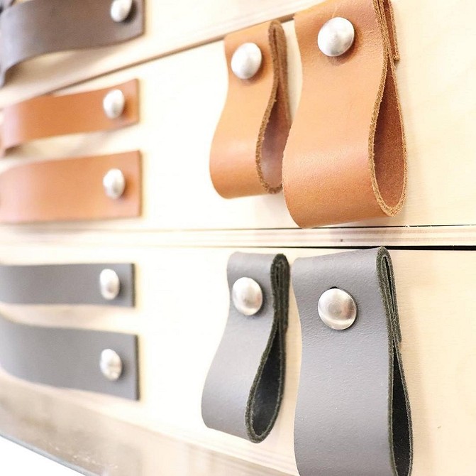 Перероблений комод Мальм: пофарбований, з новими ручками в сучасному інтер'єрі.