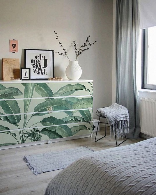 Декорування комода Мальм: шпалери або тканина для створення унікального дизайну IKEA.