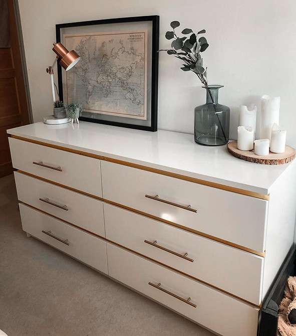 Оновлений білий комод Мальм з декоративними елементами в сучасному інтер'єрі.